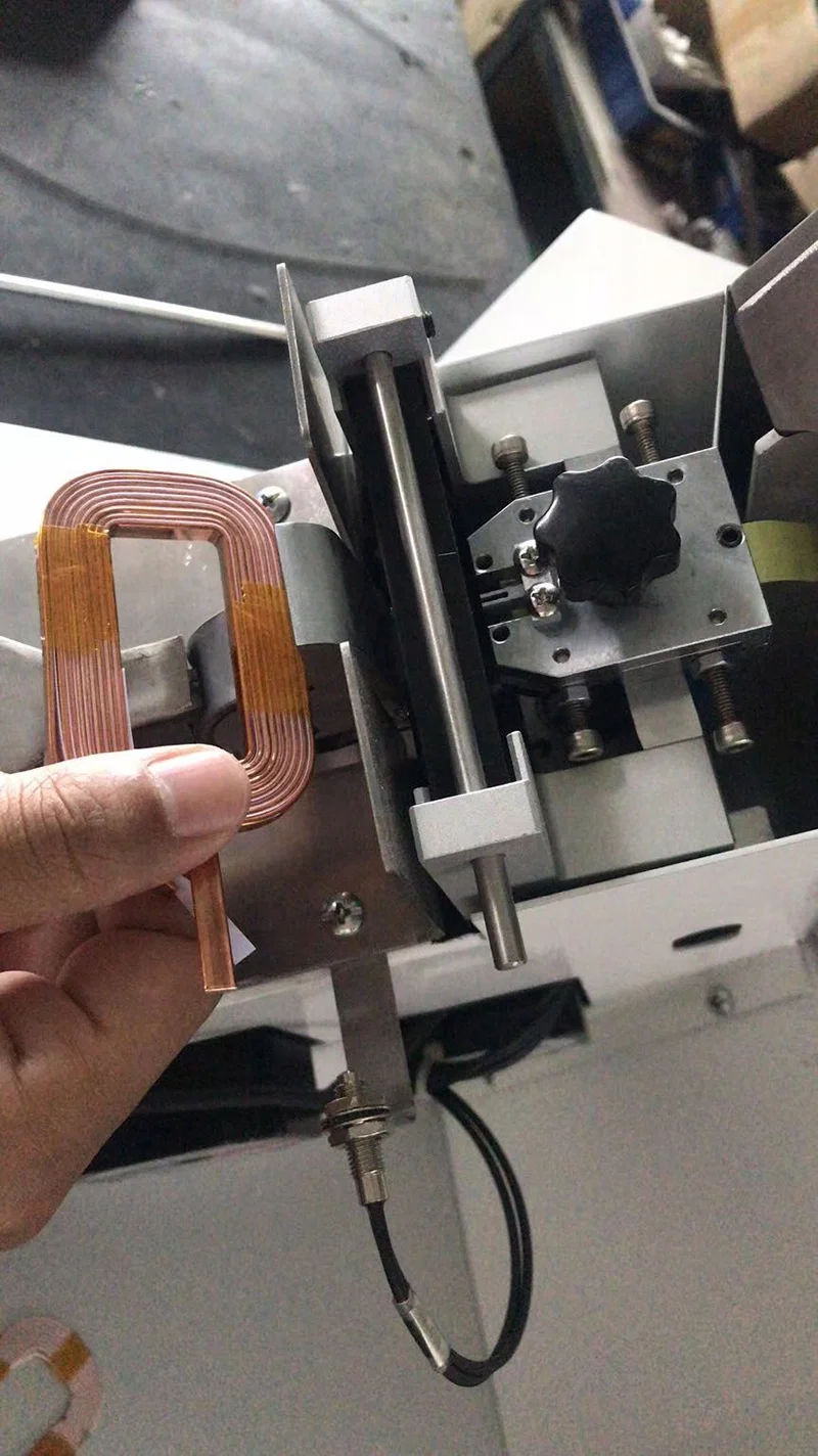 Μηχανή ταινίας για πηνία σύρματος, Ημιαυτόματη μηχανή πηνίου σύρματος περιτύλιξης κολλητικής ταινίας